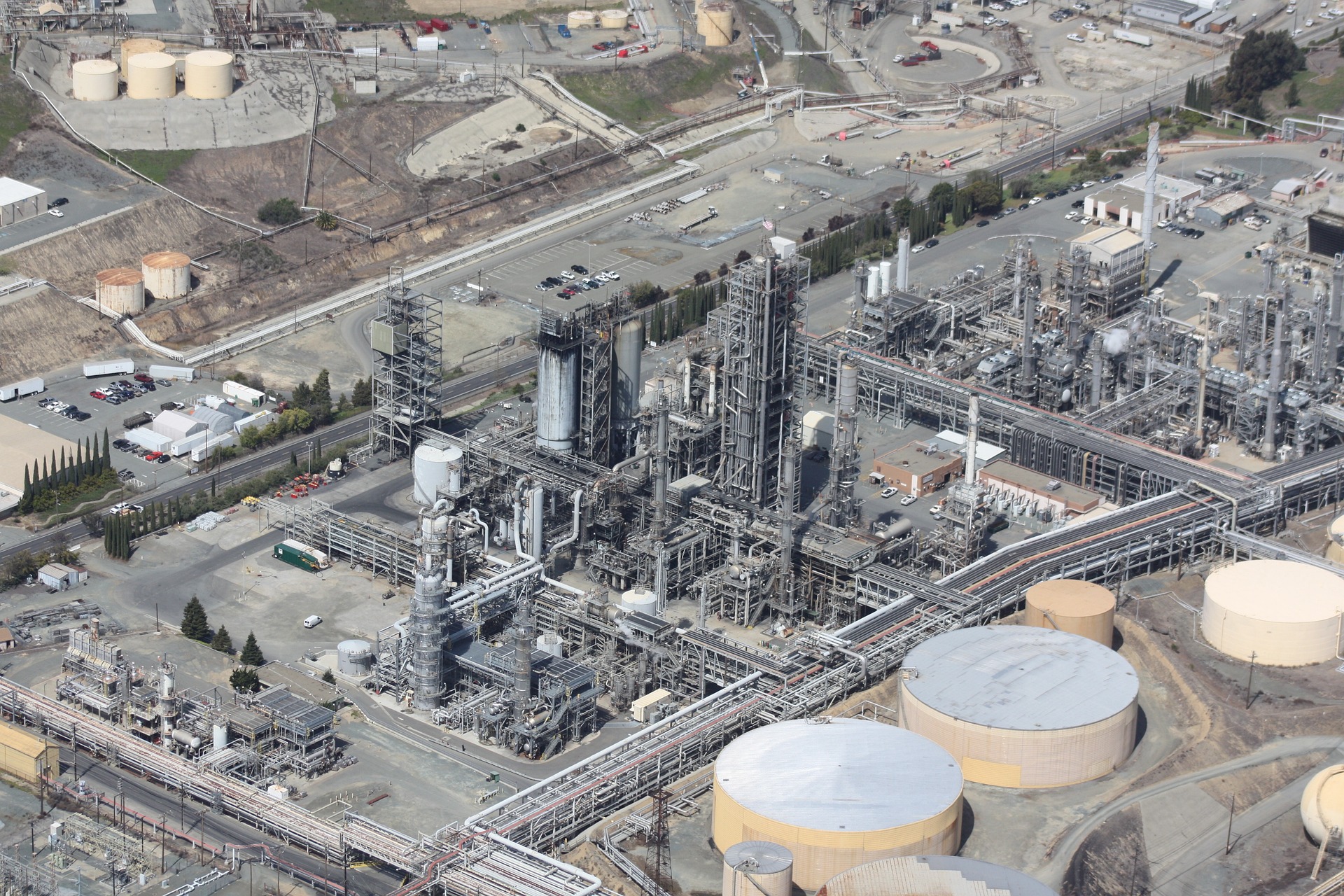 https://developer.horasis.org/wp-content/uploads/2023/02/refinery-gfe7489889_1920.jpg